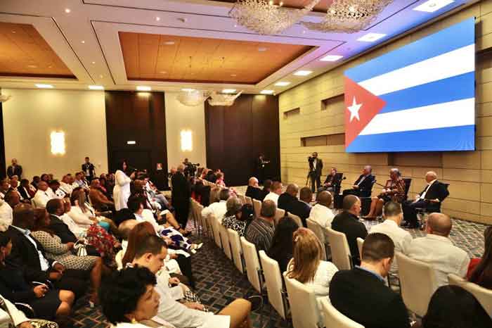 Díaz-Canel met Cuban collaborators in Angola