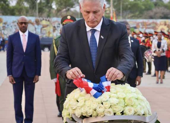 Díaz-Canel paid tribute to the Mozambican heroes.