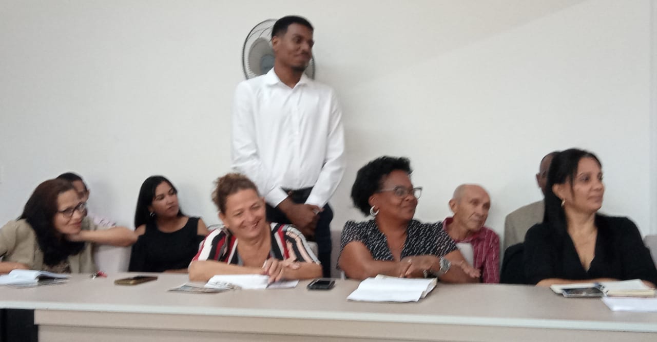 Juez joven dialoga Tribunal Supremo