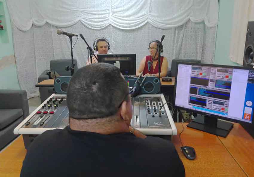 La emisora puerto padrense Radio Libertad celebra 85 años "en el aire".