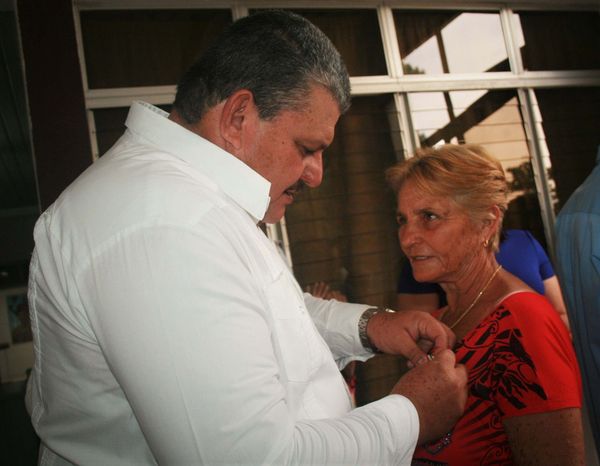 Medalla Romárico Cordero a productora Rosaidajpg
