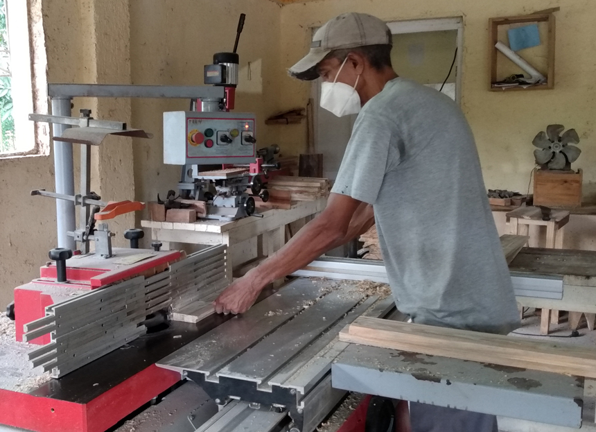 Enrique Vázquez Acosta heads the carpentry shop.
