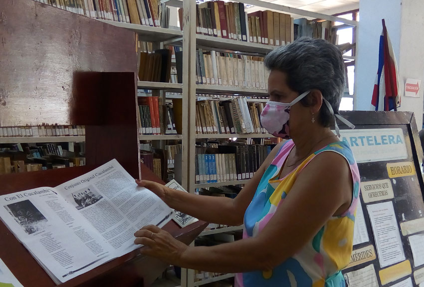 Yeida Durañona Velázquez, a worker at the José Martí Provincial Library