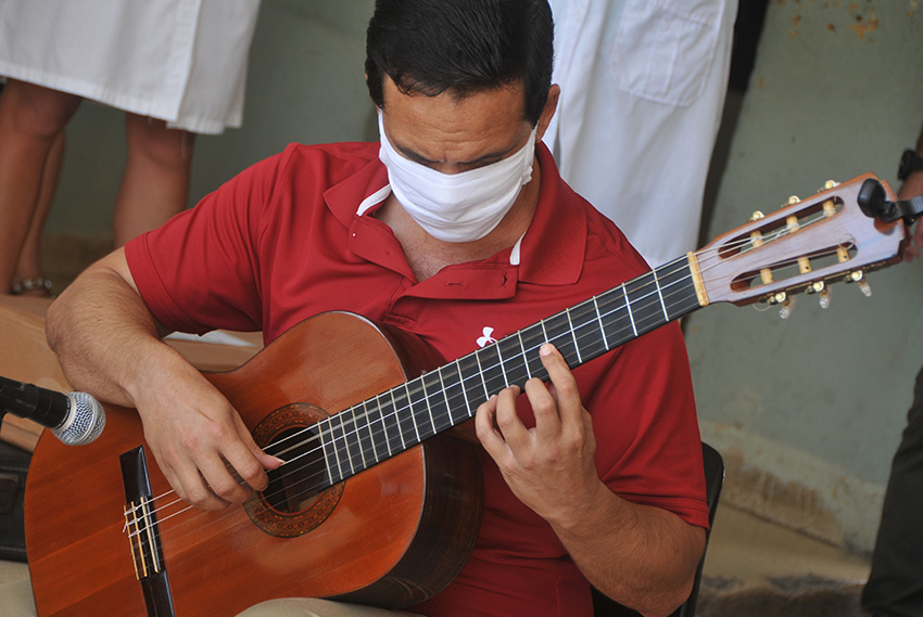 Asalto de Amor Artistic Movement donates means of protection to health personnel 