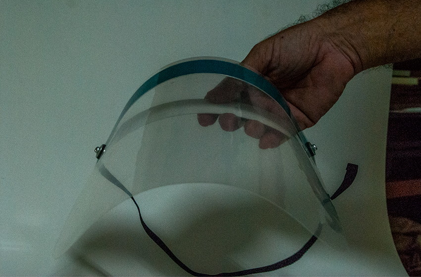 Designers from Las Tunas manufacture facial shields for its donation to health institutions