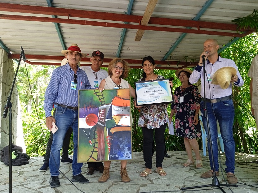 Linnet Molina winner of the Canto Alrededor del Punto national contest of glosses.