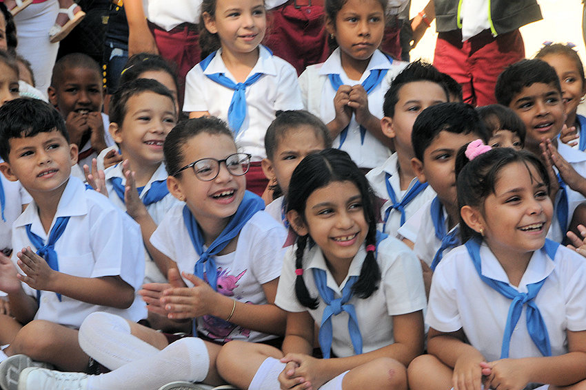 niños riendo las tunas rey