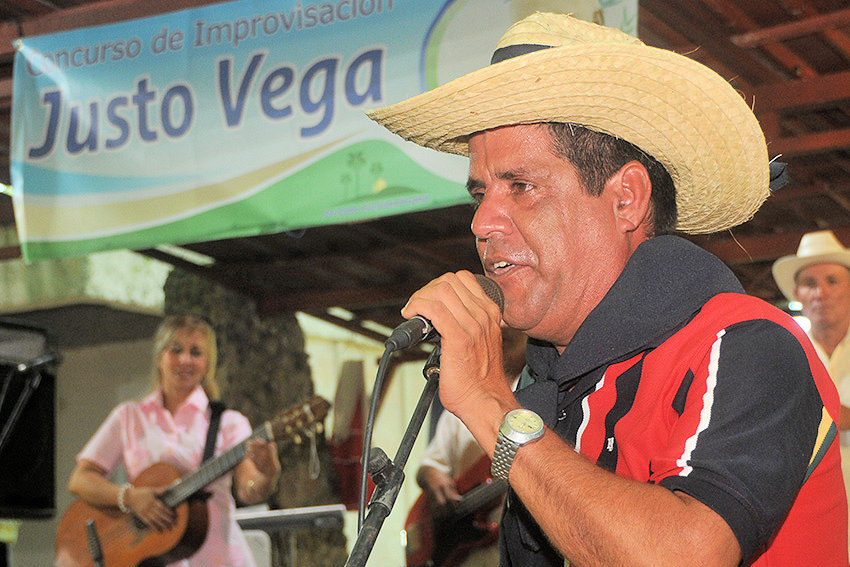 Yordan Quintero Premio de a Popularidad del concurso Justo Vega