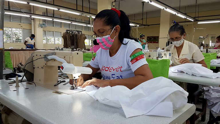 Sewing machines have not stopped after the arrival of raw materials
