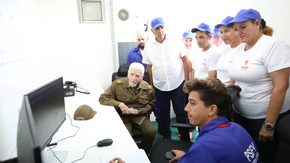 Comander of the Revolution Ramiro Valdés inaugurated the generating facility.