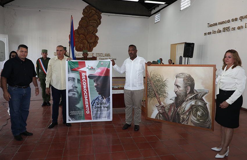 Entregan4 Walter Simón Noris réplica del machete de Vicente García