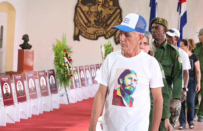 The people expressed their respect before the photographs of the combatants at the Vicente García Memorial Museum.