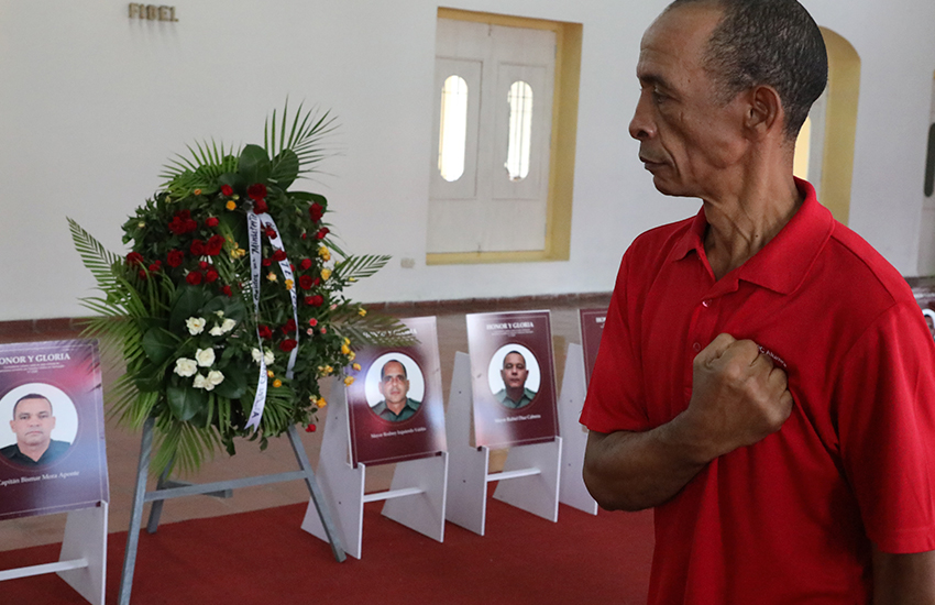 The people expressed their respect before the photographs of the combatants at the Vicente García Memorial Museum.