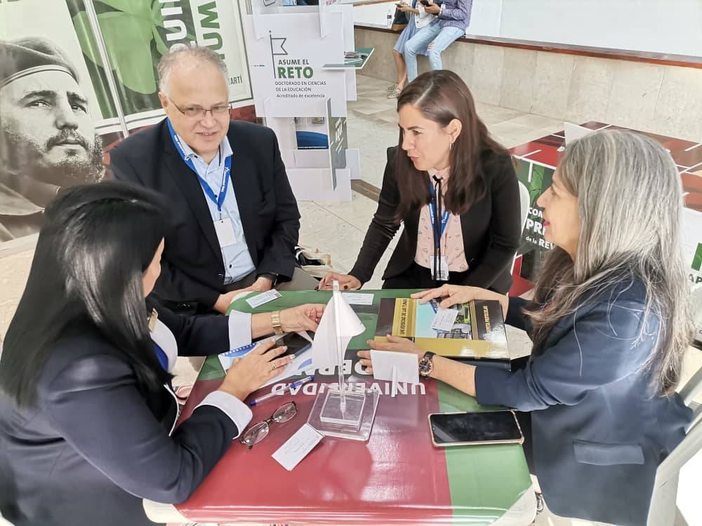 El Congreso Universidad 2024 dio la posibilidad a la ULT de socializar con expertos de distintos países y difundir los servicios académicos de nuestra casa de altos estudios entre ellos el doctorado en Cie