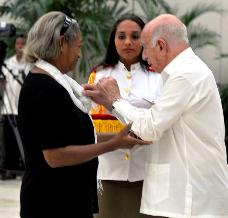 Bertalaluz1 Machado Ventura impone el título honorífico Heroína del Trabajo de la República de Cuba 2026