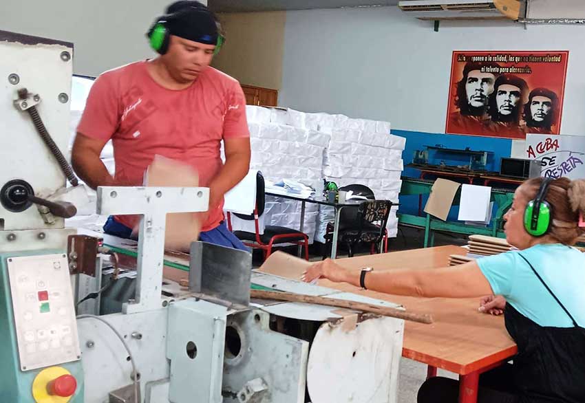 En la UEB Gráfica Las Tunas se elaboran unas cinco mil 200 libretas en cada turno.