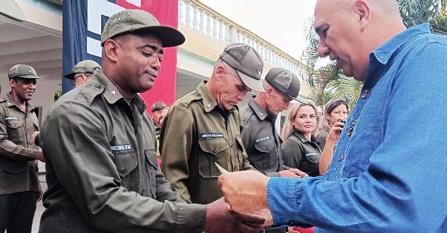 Rinden1 Acto por aniversario 65 del Minint Las Tunas