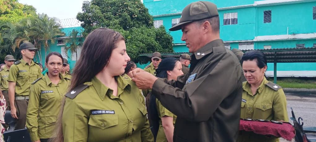 Rinden3 Acto por aniversario 65 del Minint Las Tunas