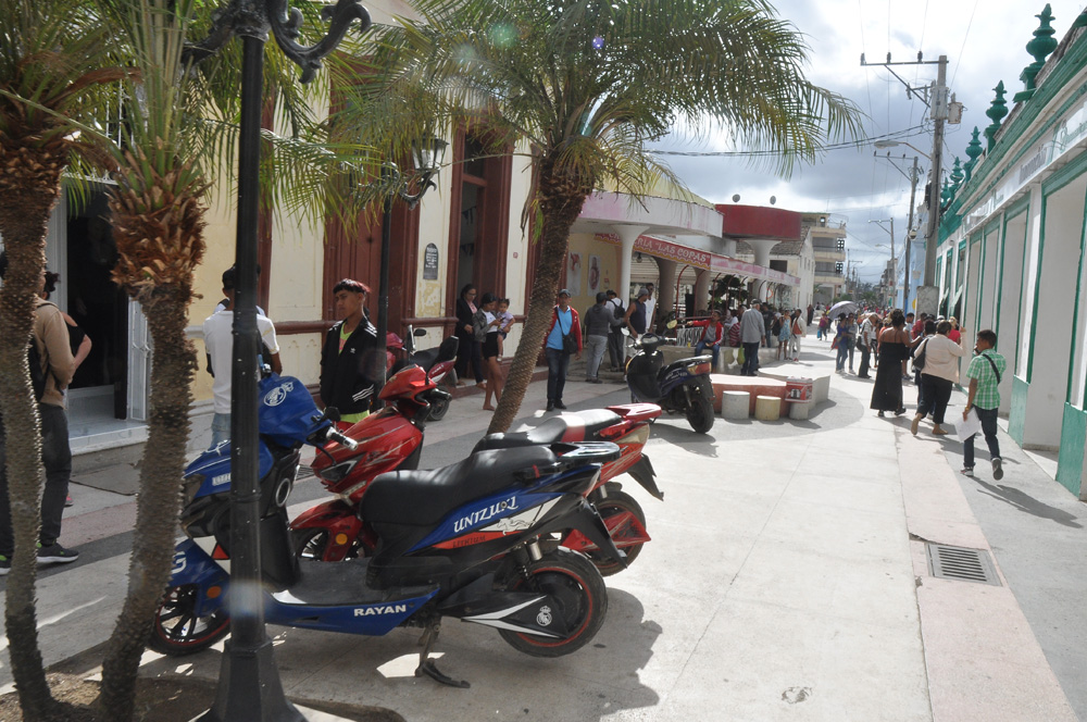 Las Tunas: Motorcycles and bicycle taxis where they shouldn't be.
