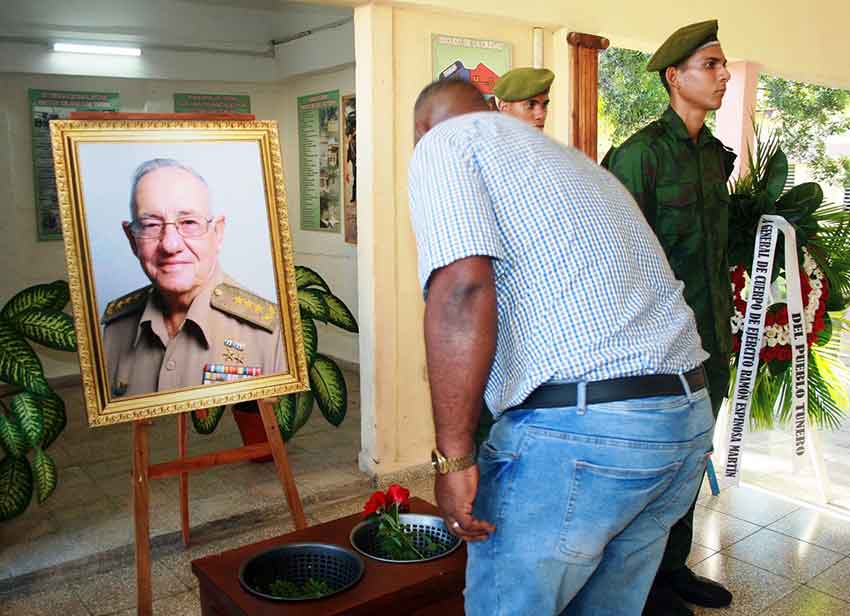Rinden tributo al Héroe de la República de Cuba y del Trabajo,  y viceministro primero de las FAR, General de Cuerpo de Ejército Ramón Espinosa Martín. 