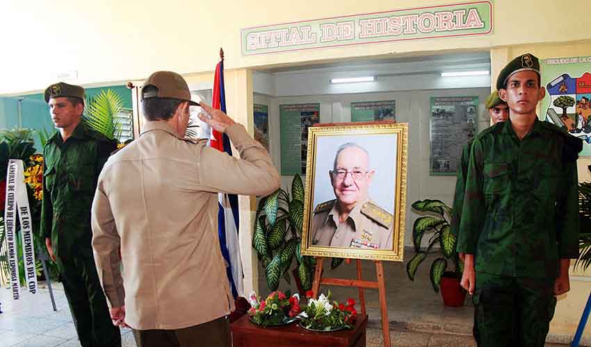 Rinden tributo al Héroe de la República de Cuba y del Trabajo,  y viceministro primero de las FAR, General de Cuerpo de Ejército Ramón Espinosa Martín. 