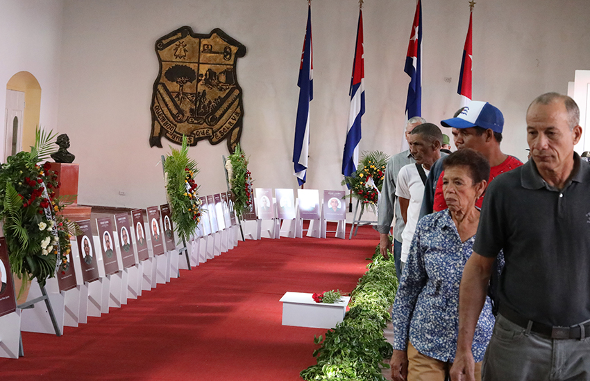 The people expressed their respect before the photographs of the combatants at the Vicente García Memorial Museum.