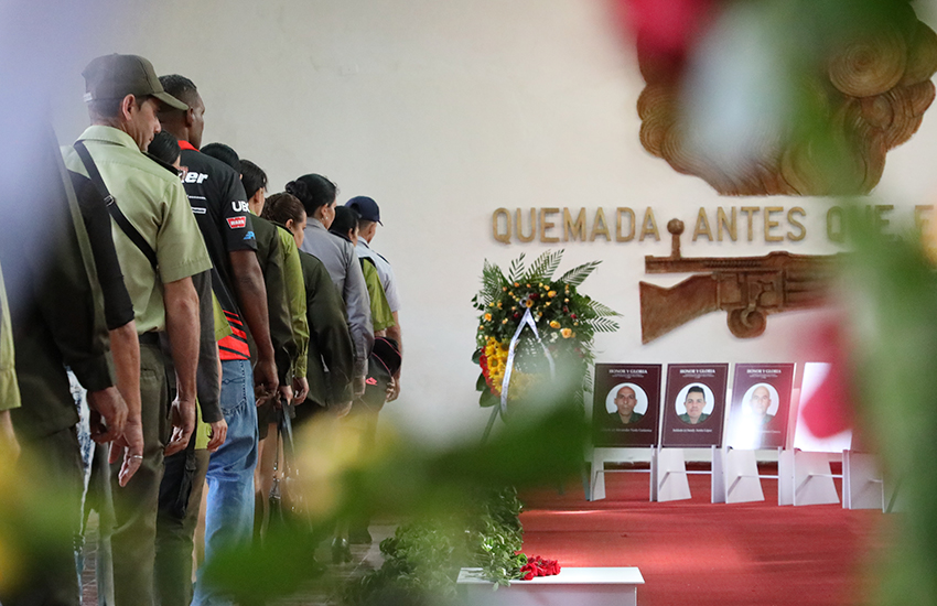 The people expressed their respect before the photographs of the combatants at the Vicente García Memorial Museum.