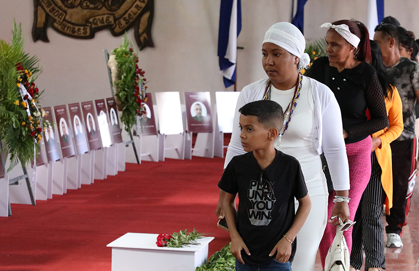 The people expressed their respect before the photographs of the combatants at the Vicente García Memorial Museum.