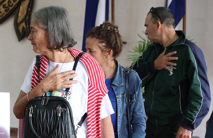 The people expressed their respect before the photographs of the combatants at the Vicente García Memorial Museum.