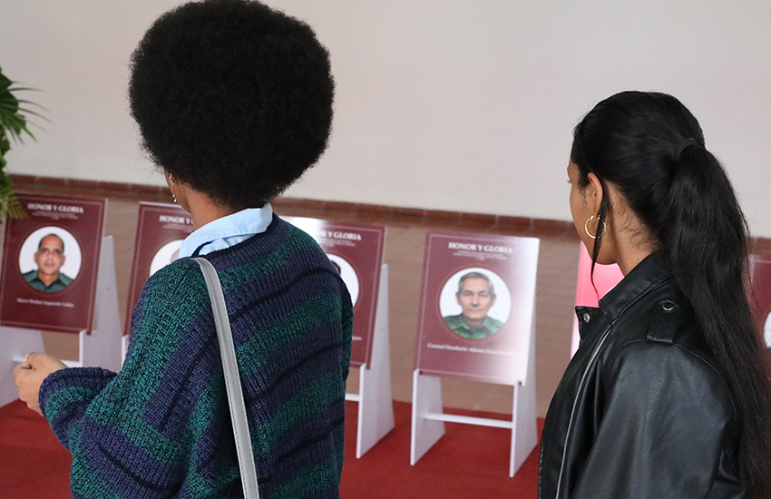 The people expressed their respect before the photographs of the combatants at the Vicente García Memorial Museum.