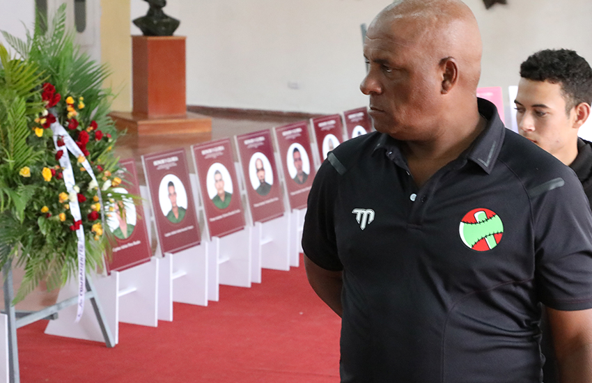 The people expressed their respect before the photographs of the combatants at the Vicente García Memorial Museum.