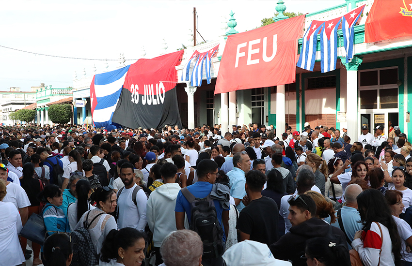 The people expressed their respect before the photographs of the combatants at the Vicente García Memorial Museum.
