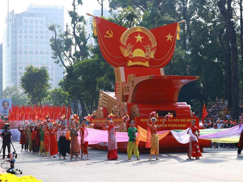 Vietnam Desfile 50 Aniversario Liberacion del Sur 1