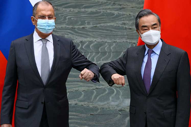 Wang Yi y Sergei Lavrov