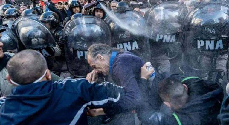argentina represion jubilados 1