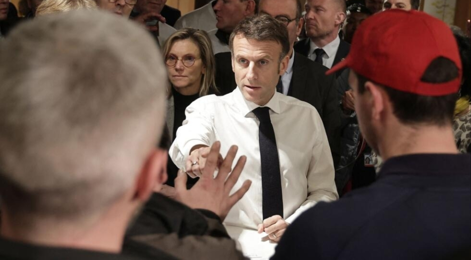 Manifestanti agricoli prendono d'assalto una mostra alla quale Macron stava partecipando