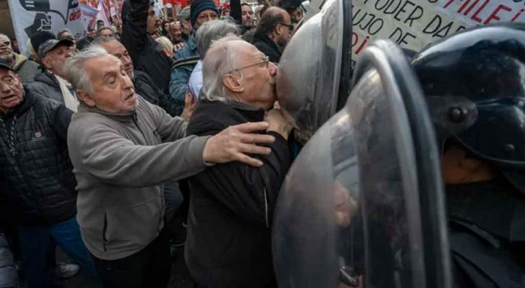 policia reprime marcha de jubilados en argentina hubo 80 heridos