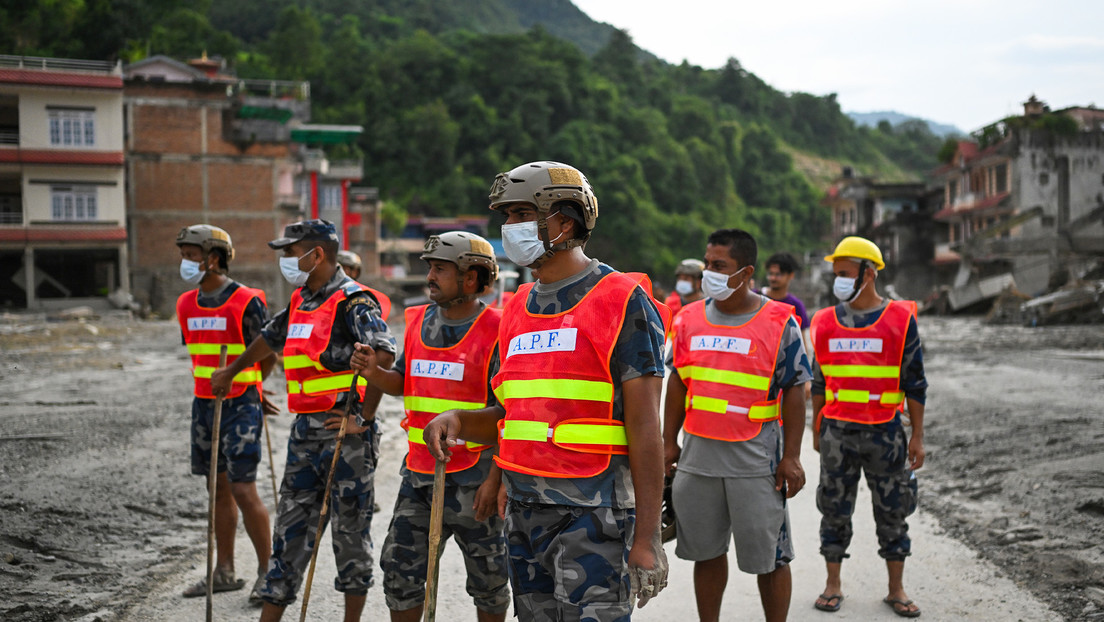 rescatistas en nepal