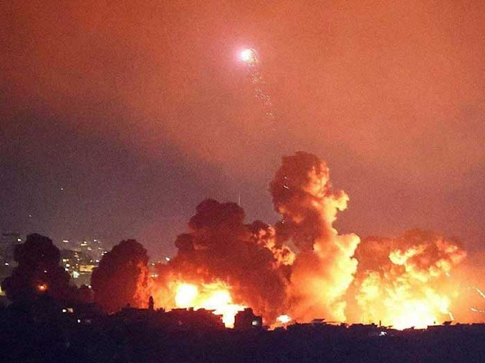 los ataques aéreos con un gran número de bombas de vacío y penetrantes causaron fuertes explosiones.