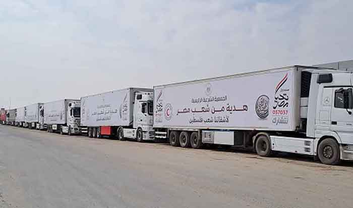 Rafah: largas colas de vehículos cargados con productos de primera necesidad para los gazatíes.