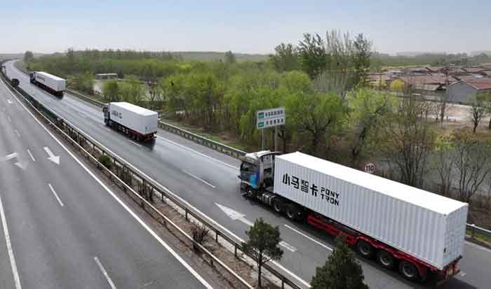 A truck equipped with the autonomous driving system developed by Pony.ai runs on the Beijing-Tianjin-Tanggu Expressway. 