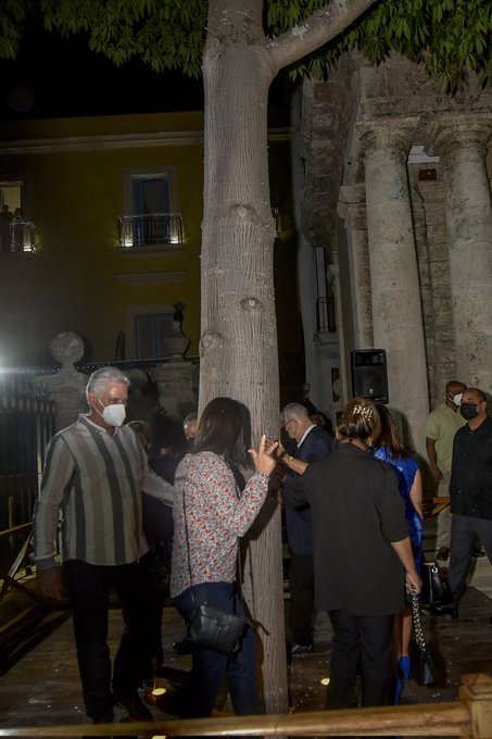 Díaz-Canel, along with his wife Lis Cuesta Peraza, and the top authorities of the province and the Office of the Historian, did the three laps around the ceiba tree