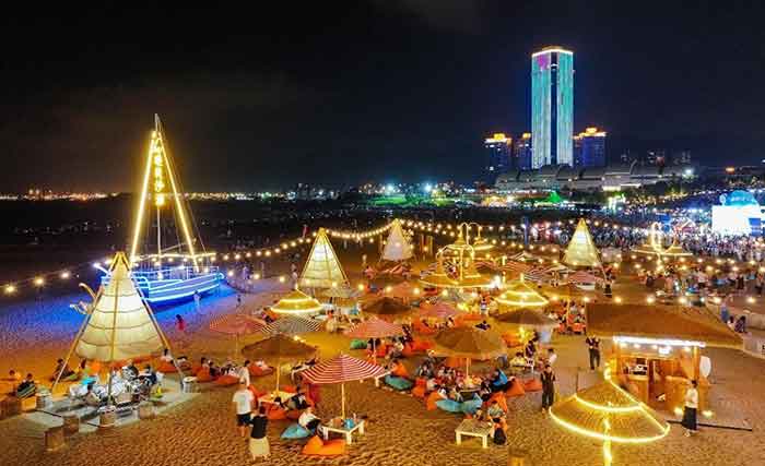 Photo shows a night view of a beachside park in Lianyungang.