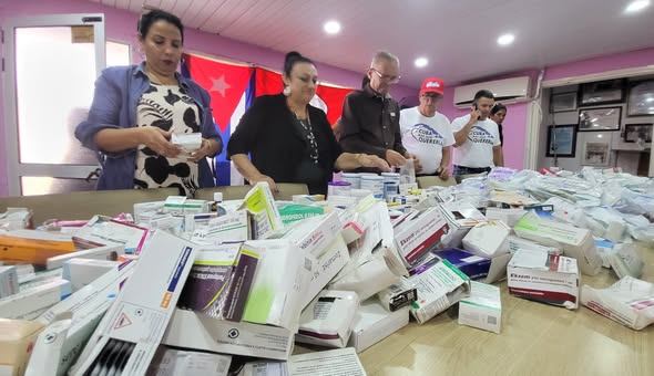 Medical supplies donation from the "A Cuba hay que quererla" Canary solidarity project.