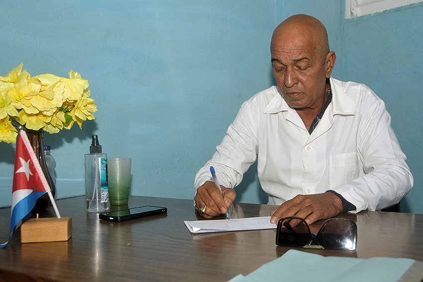 Dr. Armando Juan Montero Avilés