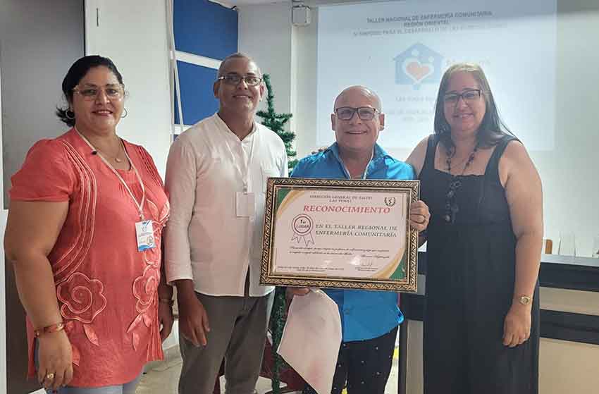 Chucho es premiado en Taller Regional de Enfermería Comunitaria.