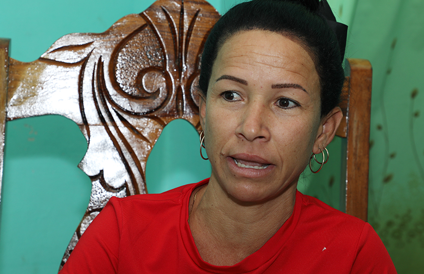 Madre de niño con implente coclear.