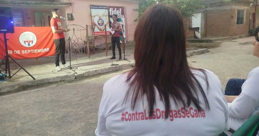 Taller comunitario en la batalla antidrogas, en la calle Josué País, del reparto Santo Domingo, Las Tunas. 