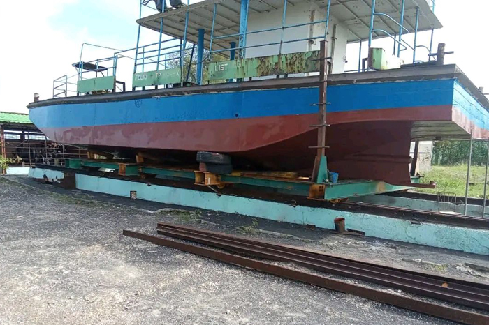 The boat underwent an initial stage of repairs.