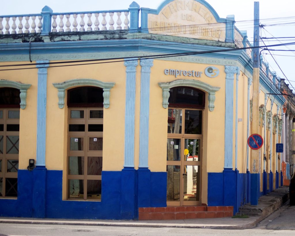 sucursal emprestur las tunas entrada frente 1024x819
